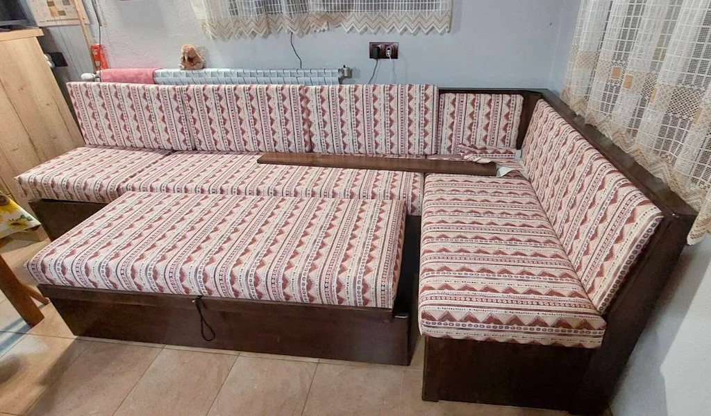 Ъглов диван лежанка с функция сън